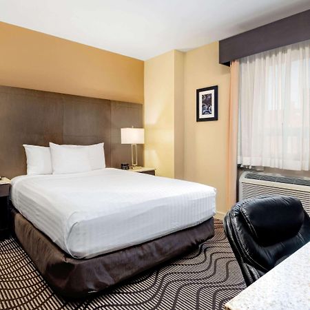 Hotel La Quinta By Wyndham Oshawa Esterno foto